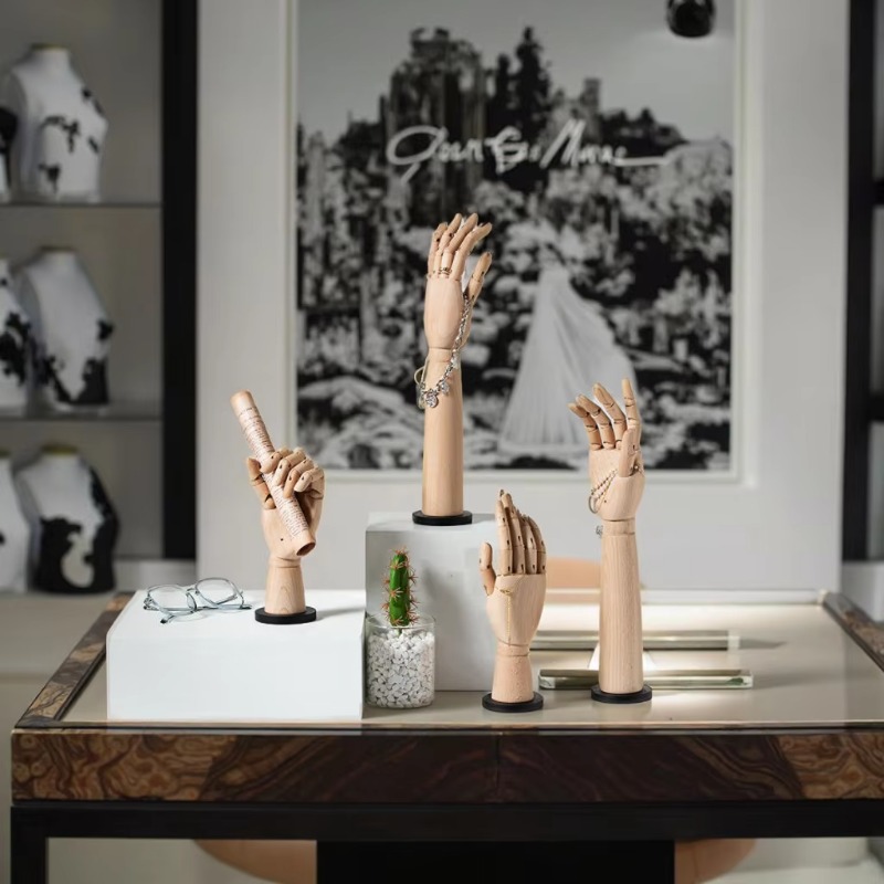 Body Jewelry In Store - ジュエリー、指輪、手袋のディスプレイ用、店舗ウィンドウディスプレイ用、衣料品店用の無垢材ハンドマネキンラック
