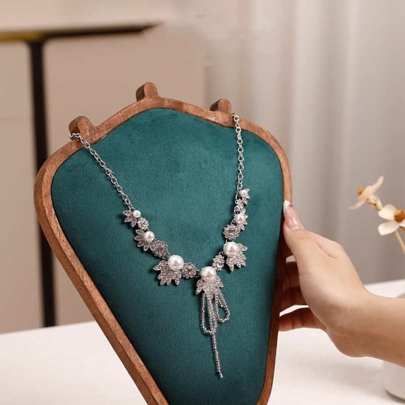 木製ネックレスディスプレイスタンド、白い革製ソフトマット付き - Body Jewelry In Store のレビューと価格